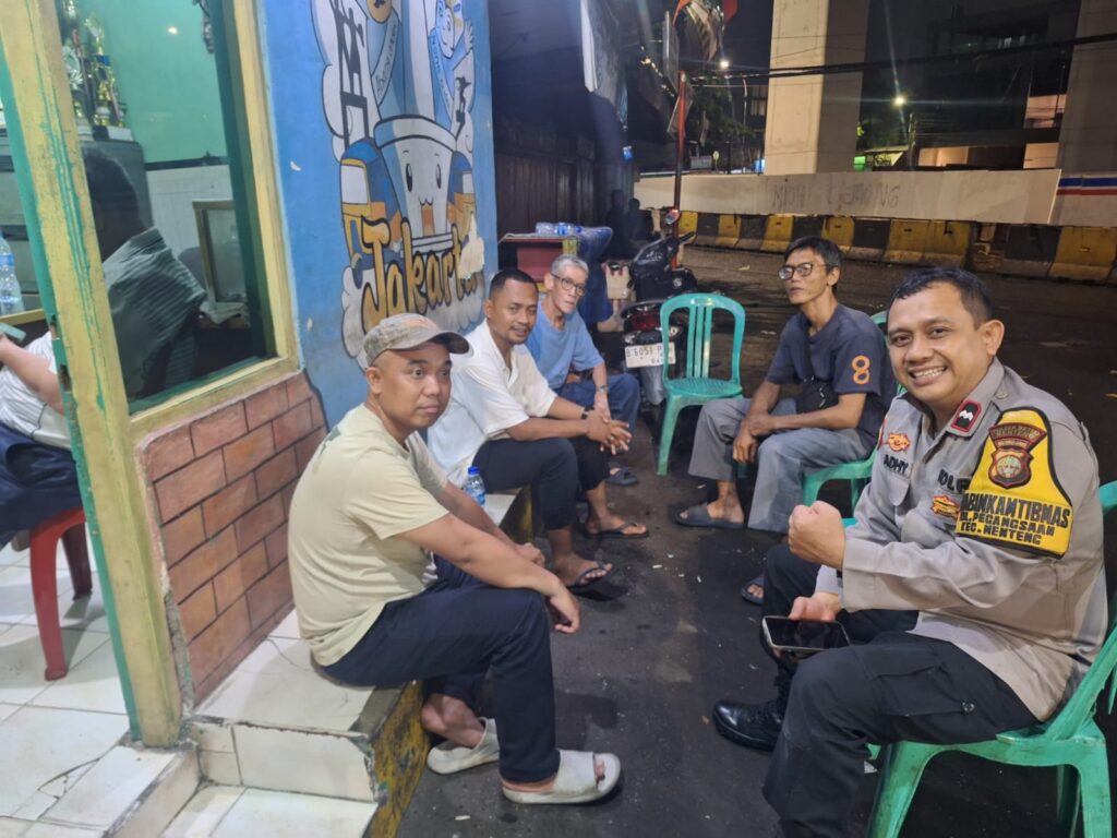 Bhabinkamtibmas Pegangsaan Jaga Keamanan Bersama Warga RW 06 Tambak Ujung