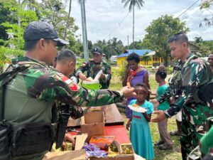 Penuh Kehangatan, Satgas Yonif 501 Kostrad Gelar Makan Siang Bersama Warga Kampung Ayata