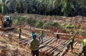 Satgas Pamtas Yonarmed 11 Kostrad Perbaiki Jalan Penghubung di Perbatasan