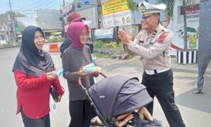 Wujud Pelayanan dan Empati Polisi Bagikan Ratusan Paket Roti Buat Pengendara Serta Pejalan Kaki 