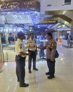 Bhabinkamtibmas Pegangsaan Sambangi Cikini Gold Center, Sampaikan Himbauan Kamtibmas Petugas Keamanan