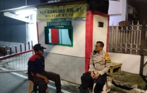 Tingkatkan Kewaspadaan Warga, Bhabinkamtibmas Cempaka Putih Timur Sambangi Pos Kamling