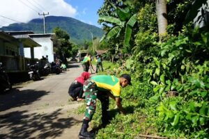 Peduli Masyarakat, Yonif 320 Kostrad Gelar Karya Bakti dan Santunan