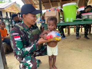 Satgas Yonif 501 Kostrad Tebar Kebahagiaan di Asiafsamaan Lewat “Bajra Berbagi”