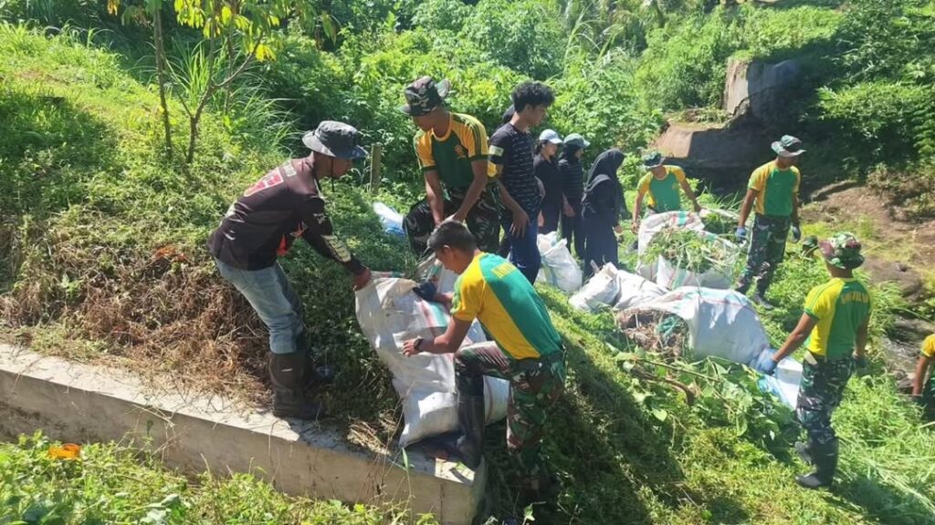 Yonkes 2 Kostrad Tanam Pohon dan Bersih Sungai untuk Selamatkan Air