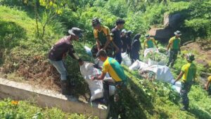 Yonkes 2 Kostrad Tanam Pohon dan Bersih Sungai untuk Selamatkan Air