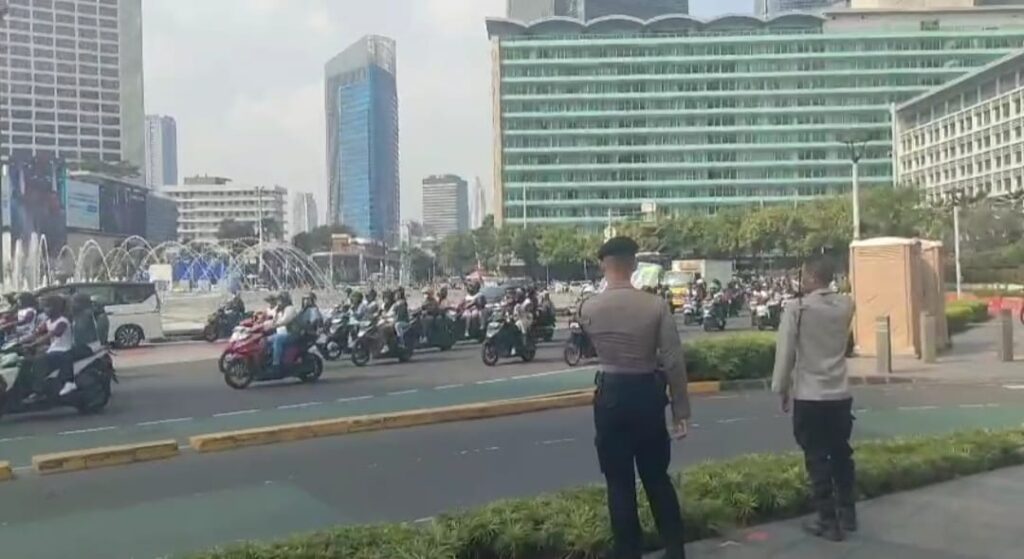 Himbauan Humanis Massa Aksi Buruh Di Bundaran HI, Berjalan Aman Kondusif