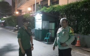 Bhabinkamtibmas Petojo Selatan Aktif Sambangi Satkamling RW 03, Ajak Warga Perkuat Keamanan Lingkungan