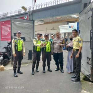 Imbauan Humanis Bhabinkamtibmas Menteng Kepada Massa Aksi Serikat Pekerja KAI Servis Di Hari Buruh Internasional”