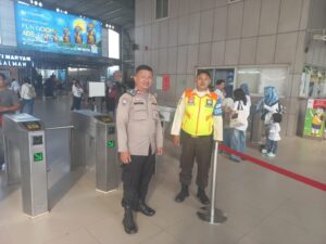 Bhabinkamtibmas Kebon Kacang Patroli Stasiun KA Tanah Abang Untuk Menjaga Kamtibmas Kondusif