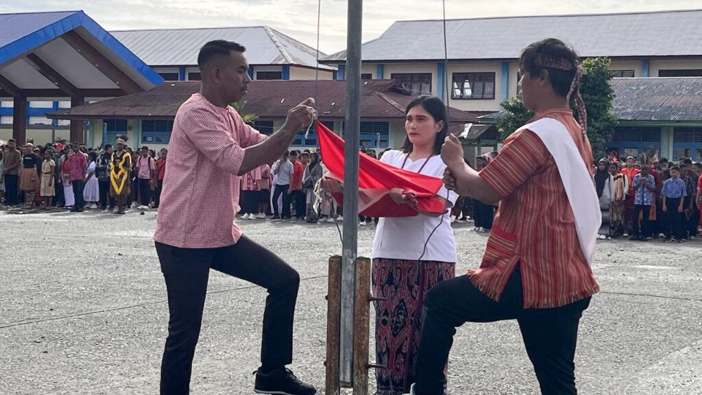 Dandim 1710/Mimika Pimpin Upacara Peringatan Hardiknas di SMPN 2 Timika