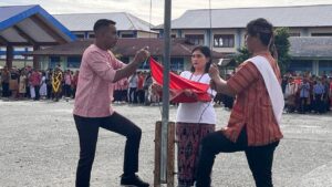 Dandim 1710/Mimika Pimpin Upacara Peringatan Hardiknas di SMPN 2 Timika