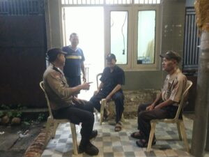 Blusukan Malam! Bhabinkamtibmas Sambangi Poskamling RW 01 Galur, Sikat Potensi Guankamtibmas
