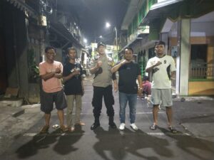 Kuatkan Sinergi, Bhabinkamtibmas Galur Bersama Satkamling dan Warga Jaga Keamanan Lingkungan