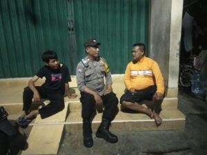 Keamanan Masyarakat Jadi Prioritas, Bhabinkamtibmas Galur Sambangi Warga RT 10