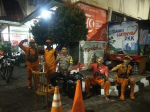 Malapetaka Malam Minggu? Bhabinkamtibmas Galur Bersama PPSU Siaga Jaga Keamanan Wilayah!