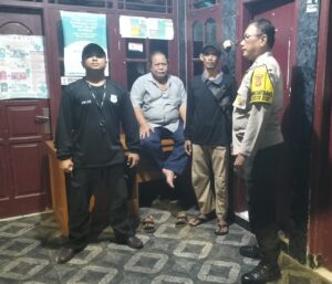 Tegakkan Keamanan! Bhabinkamtibmas Johar Baru dan Satkamling Bersatu Hadapi Potensi Kejahatan Malam Minggu