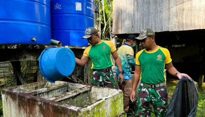 Cegah DBD dan Malaria, Satgas Pamtas Yonarmed 11 Kostrad Gelar Pembersihan Lingkungan di Sebatik Tengah