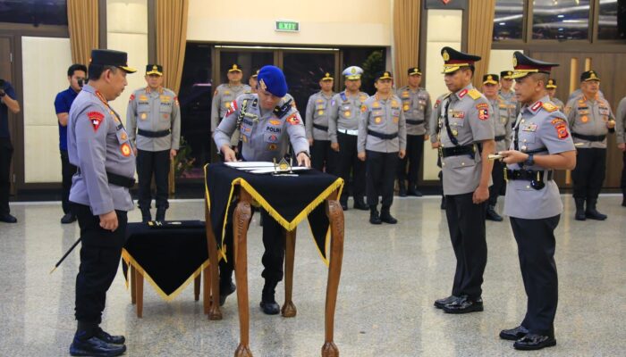 Kapolri Pimpin Upacara Serah Terima Jabatan Kapolda Jabar dan Kapusjarah Polri