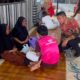 Kalapas Narkotika Karang Intan Sapa Pengunjung dan Sumbangkan Lagu, Ciptakan Suasana Humanis di Hari Kunjungan