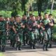 Prajurit Yonarmed 9 Kostrad Laksanakan Lari Bersenjata 5K untuk Tingkatkan Fisik dan Disiplin