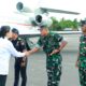Dandim 1710/Mimika Sambut Kedatangan Menteri Pertahanan dan Menteri Keuangan di Bandara Mozes Kilangin
