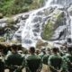 Di Bawah Deru Air Terjun, Pangdivif 3 Kostrad Tinjau Ketangguhan Prajurit dalam LDS Dakibu