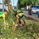 Jumat Berkah, Brigif 3 Kostrad dan Warga Lekopaccing Kompak Bersihkan Jalan Utama Desa