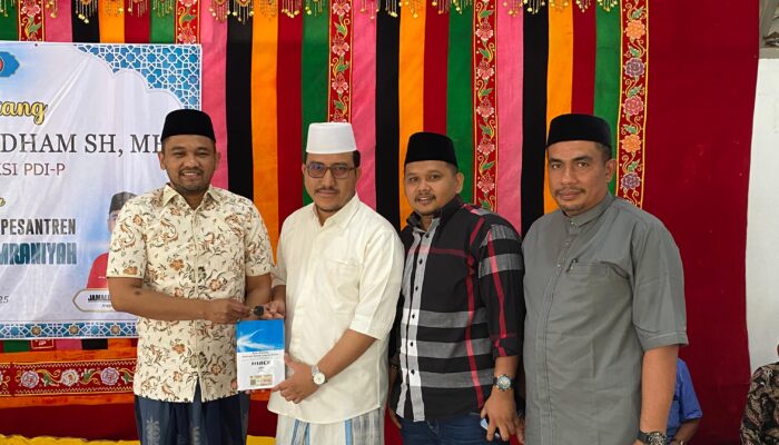 Jamaluddin Idham Serahkan Bantuan Mobil Operasional untuk Wali Agama Aceh Abuya Syehk H. Amran Waly Al-Khalidi