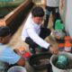 Petugas Lapas Banjarmasin Bimbing Langsung Proses Pencampuran Warna Kain Sasirangan