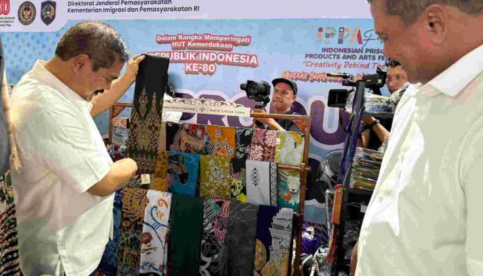 Menteri IMIPAS Agus Andianto Borong Kain Batik Buatan Warga Binaan Lapas Cipinang