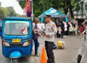 Bersama Warga Polsek Sawah Besar Bagikan Bendera Merah Putih Sambut HUT RI ke-80