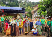 Dekatkan Diri Dengan Masyarakat, Prajurit Yonif 320 Kostrad Gelar Karya Bakti dan Beri Santunan di Desa Binaan