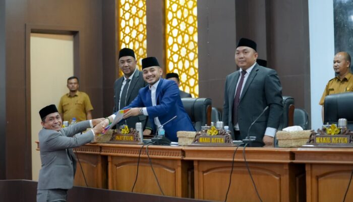 Ketua DPRK Nagan Raya Pimpin Rapat Paripurna penyampaian pandangan fraksi  ‎