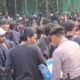 Humanis, Polisi Bagikan Air Pada Massa Aksi Unjuk Rasa di DPR