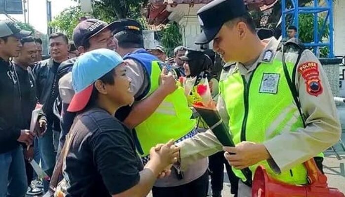 Pemberian Bunga dan Air Mineral, Warnai Aksi Demokrasi Massa di Pemalang