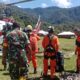 Personel Kodim 1710/Mimika Bersama Tim Gabungan Evakuasi Korban Kecelakaan Helikopter PK-IWS Milik PT. Intan Angkasa