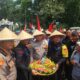 Peringati Hari Tani Nasional, Polisi Potong Tumpeng Bersama Massa Aksi di Jl. Merdeka Selatan Jakarta Pusat.