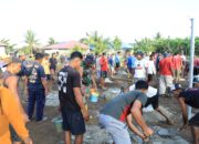 Semangat Kebersamaan, Satgas TMMD dan Warga Desa Wama Bahu Membahu Cor Lapangan Voli