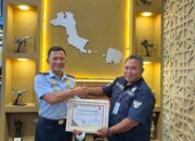 Wujud Sinergi Pers dan TNI-AU, Lanud H.AS Hanandjoeddin Terima Piagam Penghargaan dari PJS Belitung
