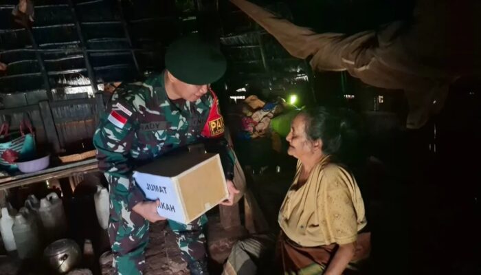 Tingkatkan Kesejahteraan, Satgas Pamtas Yonarhanud 2 Kostrad Adakan Jumat Berkah Bagikan Sembako di Desa Eban