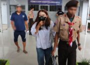 Semangat Melayani, Petugas Pramuka WBP Lapas Kelas II A Banjarmasin Bantu Pengunjung Lansia