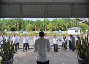 Kalapas Yugo Indra Wicaksi Serahkan Penghargaan Pegawai Teladan Kepada Sri Nur Cahyaningsih