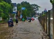 Jalan Aria Putra Raya Kerap Tergenang Saat Hujan, Warga Minta Pemerintah Segera Tinggikan Badan Jalan