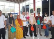 Dukung Keluarga Warga Binaan, Kalapas Karang Intan Turun Langsung Bagikan Sembako