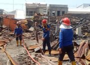 Dua Hari Pasca Kebakaran, Sejumlah Titik Api Masih Terlihat Damkar Lakukan Pemadaman 