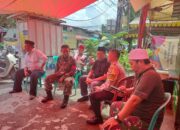 Sentuhan Kemanusiaan Polri, Bhabinkamtibmas Kebon Kosong Melayat Tokoh Warga