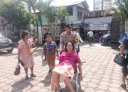 Polri Hadir dengan Empati, Lansia Berkursi Roda Didampingi Menuju Ibadah Natal