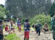 Bahu-membahu Bersama, Satgas Pamtas Yonarhanud 2 Kostrad Kobarkan Semangat Gotong Royong Perbaiki Jalan Desa