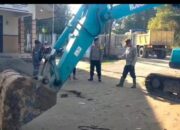 Bantuan Alat Berat Kapolri Dukung Pembersihan Lumpur Pasca Banjir di Pidie